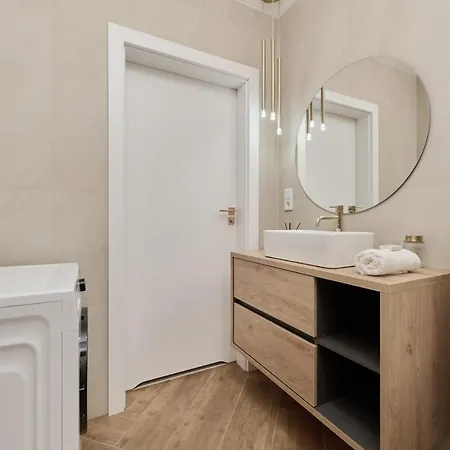 Stylish Madalinskiego With Garden Terrace And Free Garage By Renters 아파트